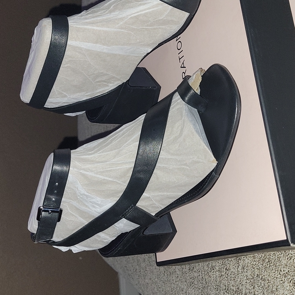 BCBG BLACK LEATHER SZ 61/2 NEW BEAUTIFUL SANDAL